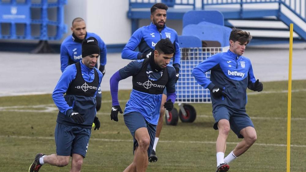 استدعاء مدافع مغربي شاب لمباراة برشلونة وليغانيس في الكامب نو