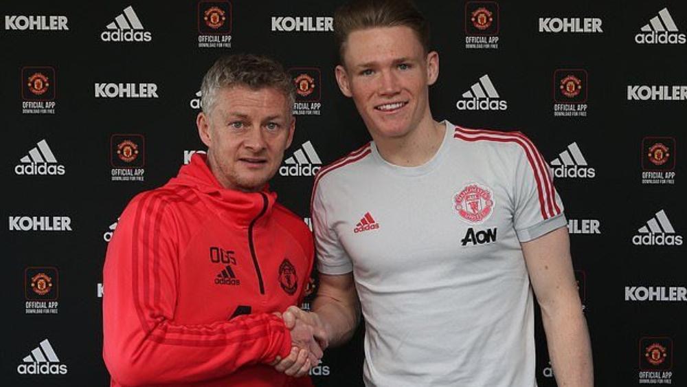 رسميًا | مان يونايتد يُجدد عقد موهبة وسط ميدانه