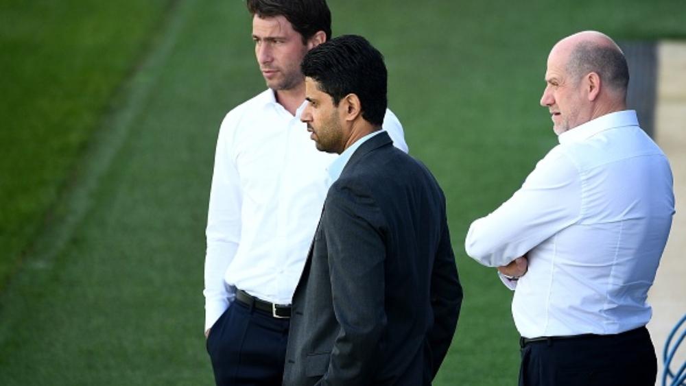 بسبب دي يونج، باريس يُقيل مدريره الرياضي ويفاوض فينجر