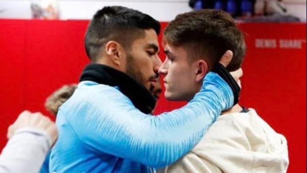 سواريز يودع زملاءه في برشلونة ويتجه إلى لندن