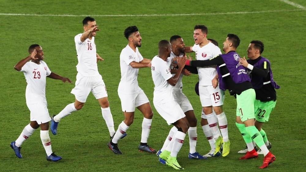 برج خليفة يتزين بعلم قطر احتفالاً بتتويج العنابي بكأس آسيا