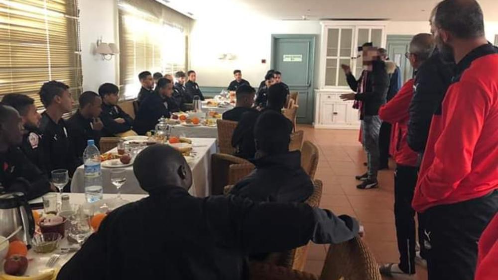 "الكريزي بويز " يدعم لاعبي الكوكب المراكشي بمقر إقامتهم قبل مواجهة الفتح