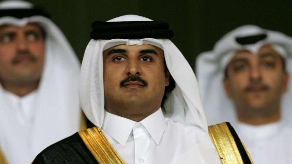 أمير قطر يُهادي نظيره الكويتي بـ"قميص العنابي"