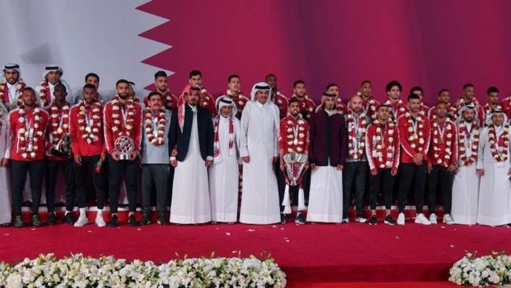 أمير قطر يؤدي النشيد الوطني مع لاعبي العنابي