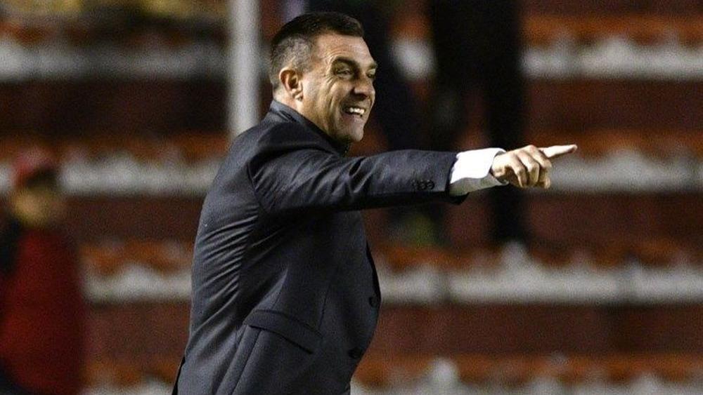 الأهلي ينهي عقد مدربه الأرجنتيني غويدي