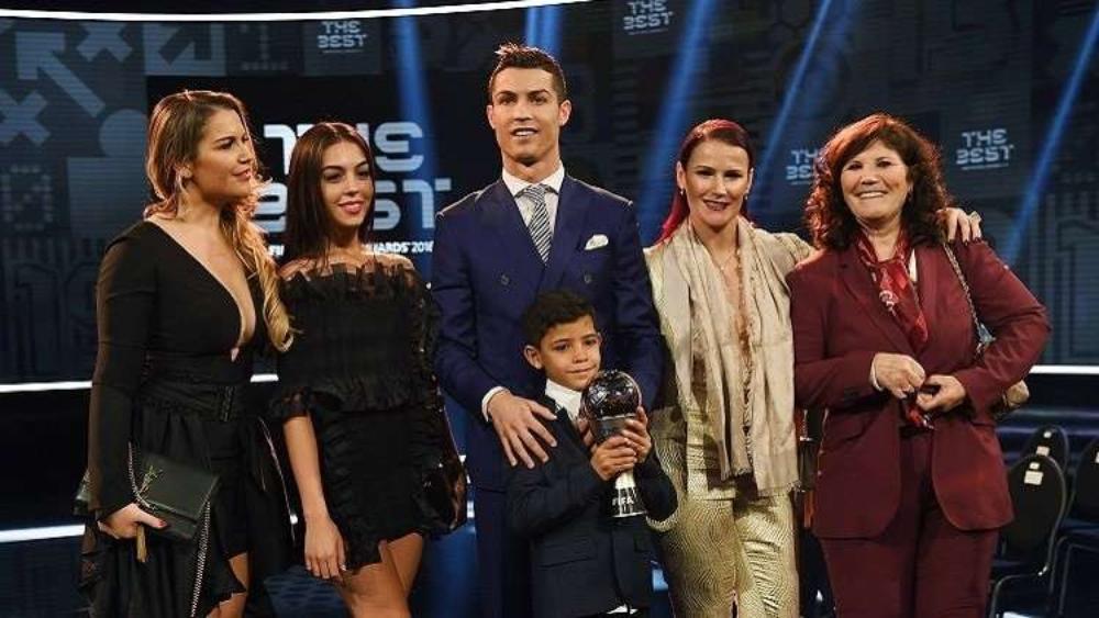 والدة رونالدو تُدلي بدلوها في اتهام نجلها بالاغتصاب