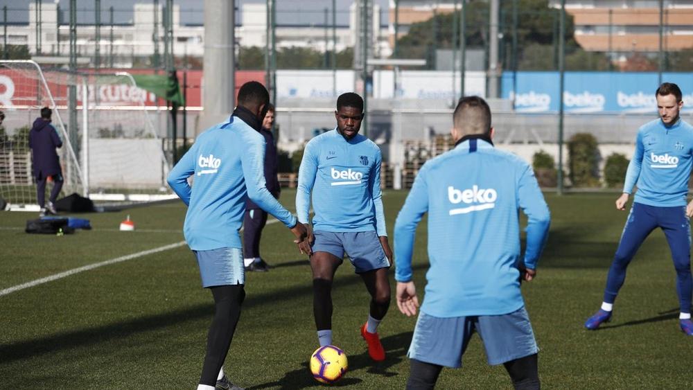 ميسي يغيب عن التداريب، وأومتيتي يعود للعمل مع المجموعة