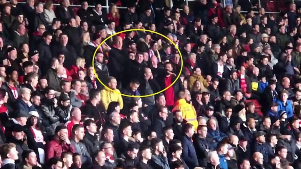 بالفيديو | القبض على مشجعين لساوثامبتون بسبب سخريتهما من وفاة سالا