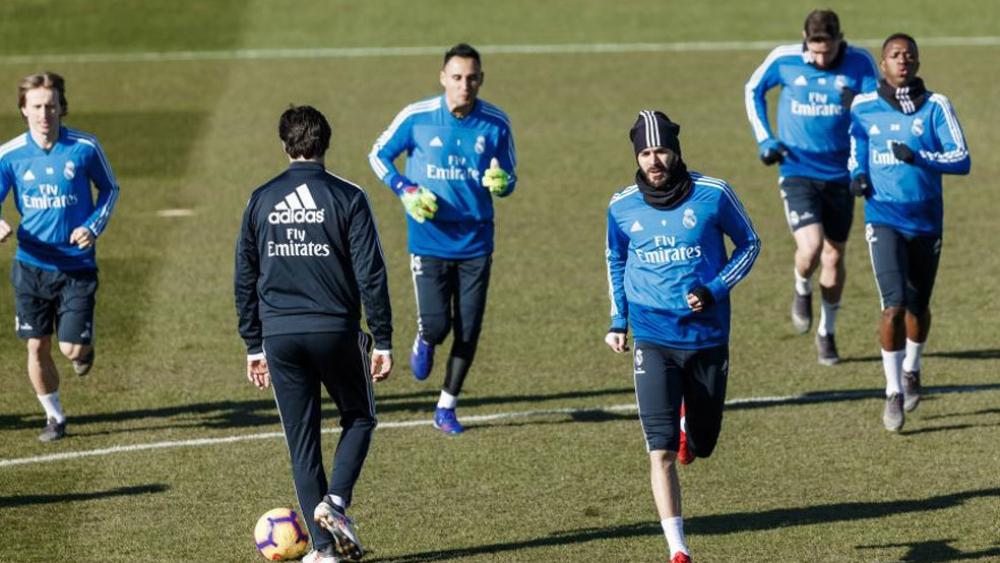 سولاري يستدعي "الجميع" للقاء أياكس الهولندي