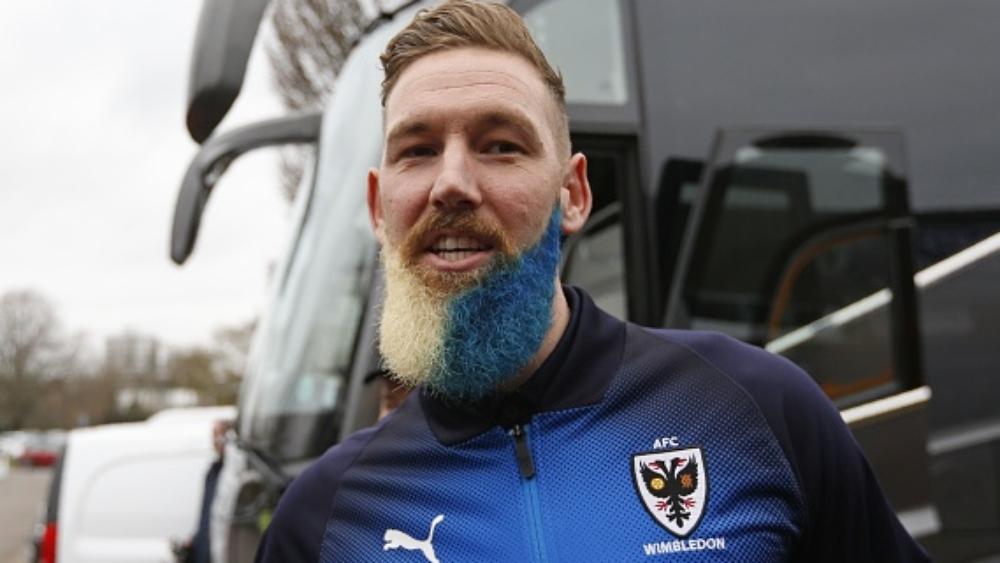 بالصور | تحدي غريب يدفع لاعبًا لصبغ لحيته بصورة مضحكة