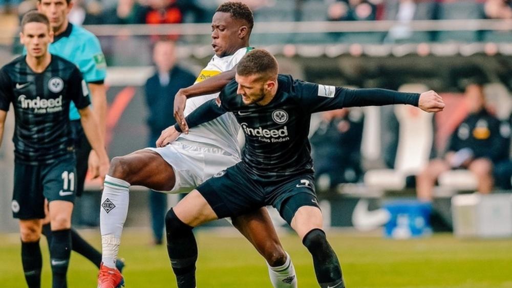 التعادل يحسم لقاء آينتراخت فرانكفورت ومونشنجلادباخ