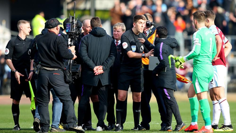 بالفيديو | بوكيتينو يخرج عن النص أمام حكم خسارة توتنهام ضد بيرنلي