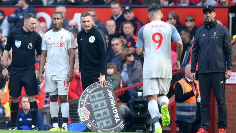 فيرمينيو غادر الأولدترافورد على "عكازين" وأنباء عن مدة غيابه