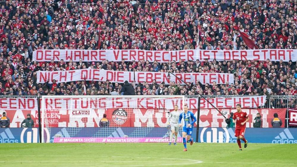 مشجعو بايرن ميونيخ يرفعون رسالة سياسية: "المجرم الحقيقي هو الدولة!"