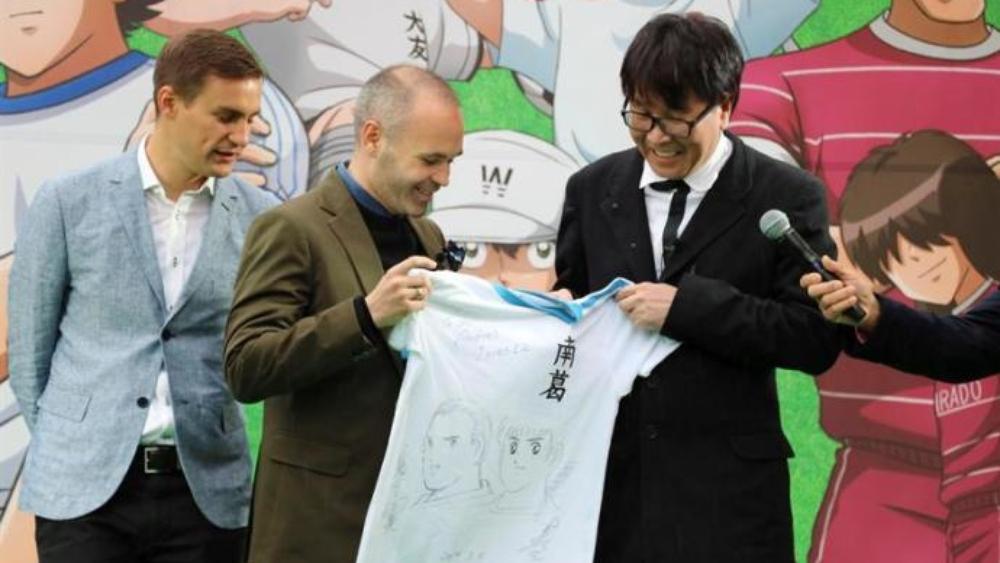 في قلب طوكيو.. إنييستا يلتقي "نجم الطفولة"