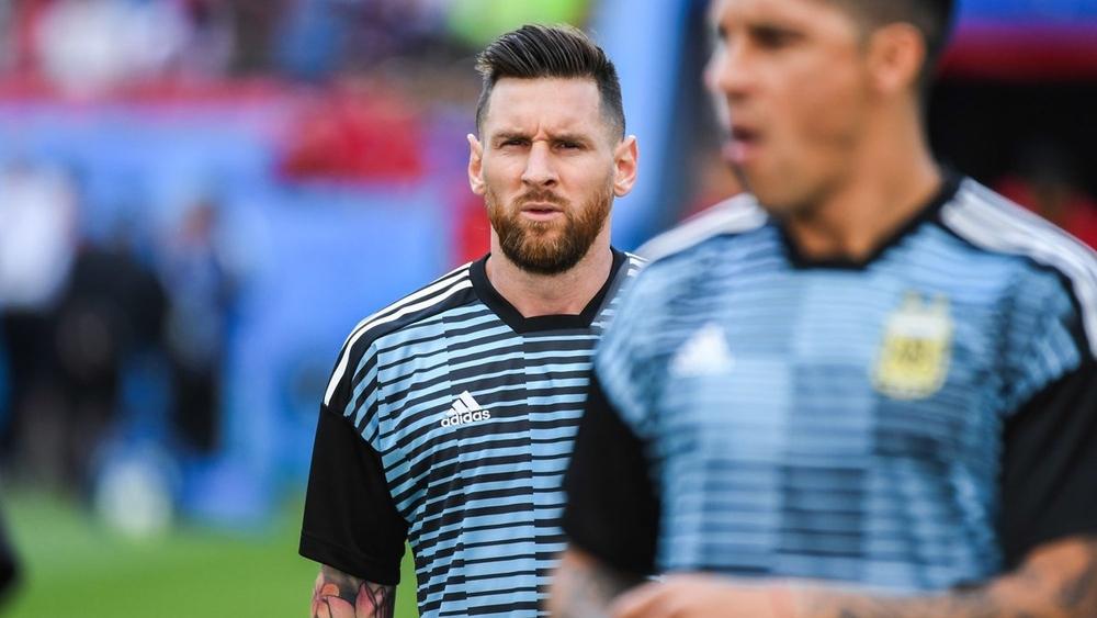 "التدخل عليه ممنوع، ولا تطلب منه القميص أو صورة".. فمن يكون ميسي؟