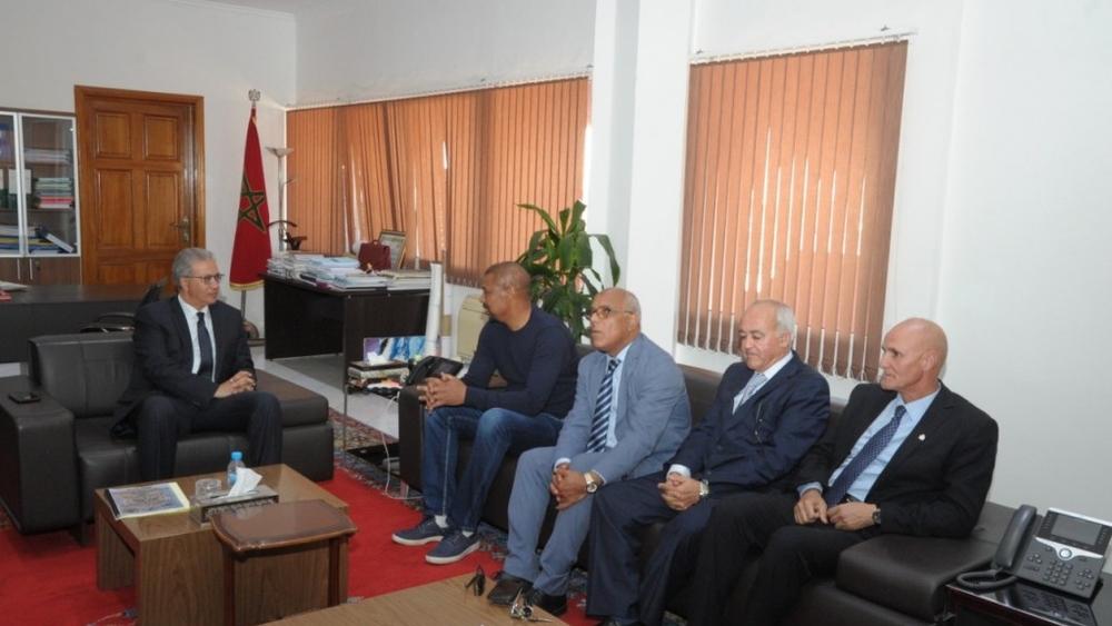 والي جهة "مراكش ـ أسفي" يستقبل جمعية قدماء اللاعبين ويعد بدعم الكوكب والحارثي "خط أحمر"