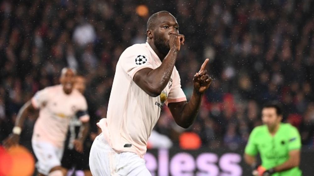 صورة | بوجبا ولوكاكو يسخران من صحيفة "الصن"