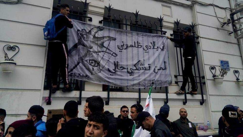 الجزائِريون يَستعينون بـ"فبلادي ظلمُوني الرّجاوية" لمواجَهة عُهدة بُوتفليقة الخامِسة..!