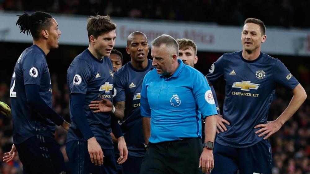 جمال الشريف يُغضب جماهير اليونايتد، ويُقر بصحة ركلة جزاء آرسنال