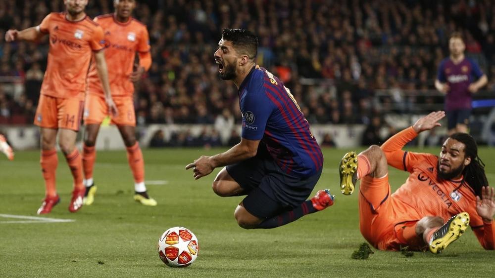 لاعب سابق: "يجب إيقاف سواريز مدى الحياة"