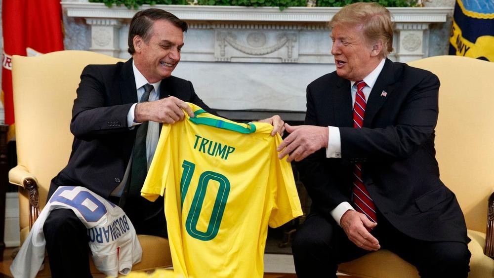 رئيس البرازيل يُهدي "قميص بيليه" لدونالد ترامب