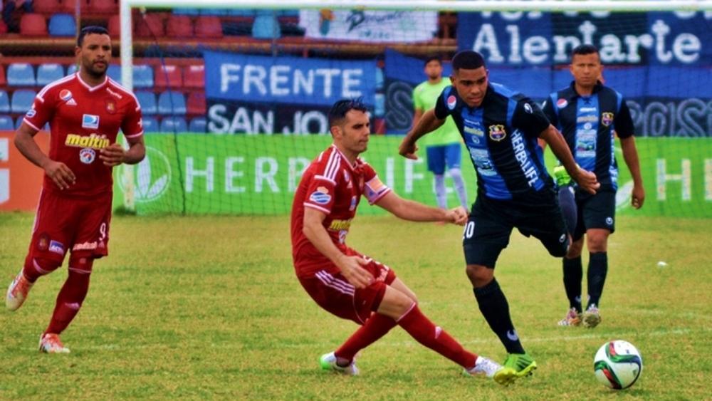 انهيار ملاعب فنزويلا وسط الأزمات السياسية