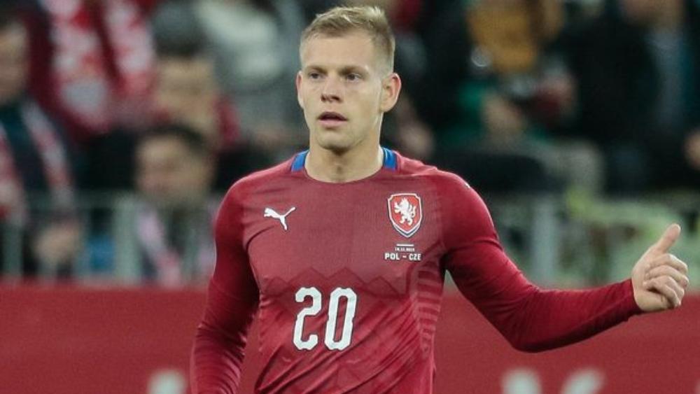 مهاجم التشيك يستعين بخبرته لمباغثة الإنجليز