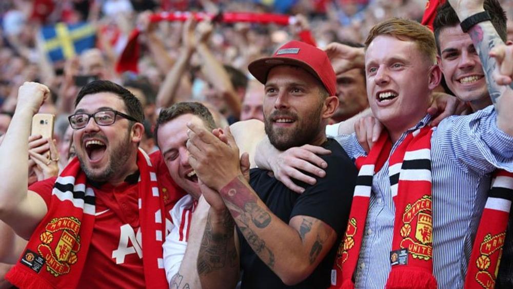 مان يونايتد يُحفز جماهيره لدعم الفريق في برشلونة