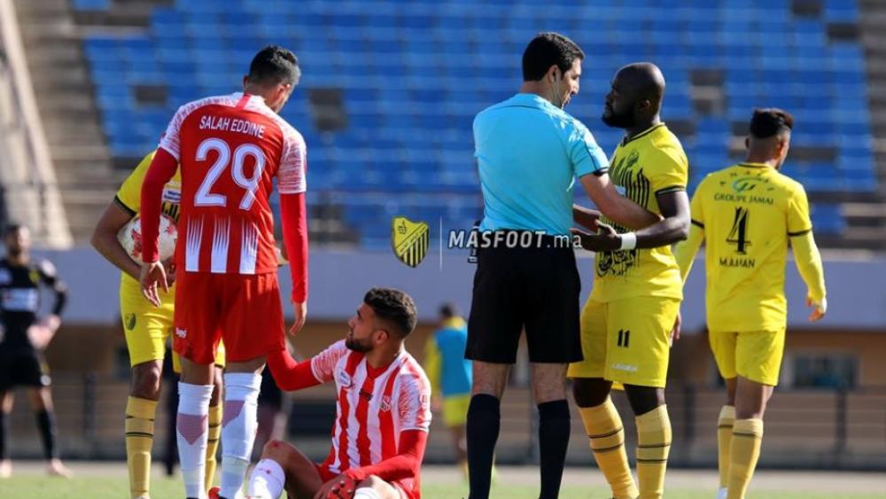الجامعة تعين الطاقم التحكيمي لـ"قمة فاس" بين "الماص" و "الكاك"