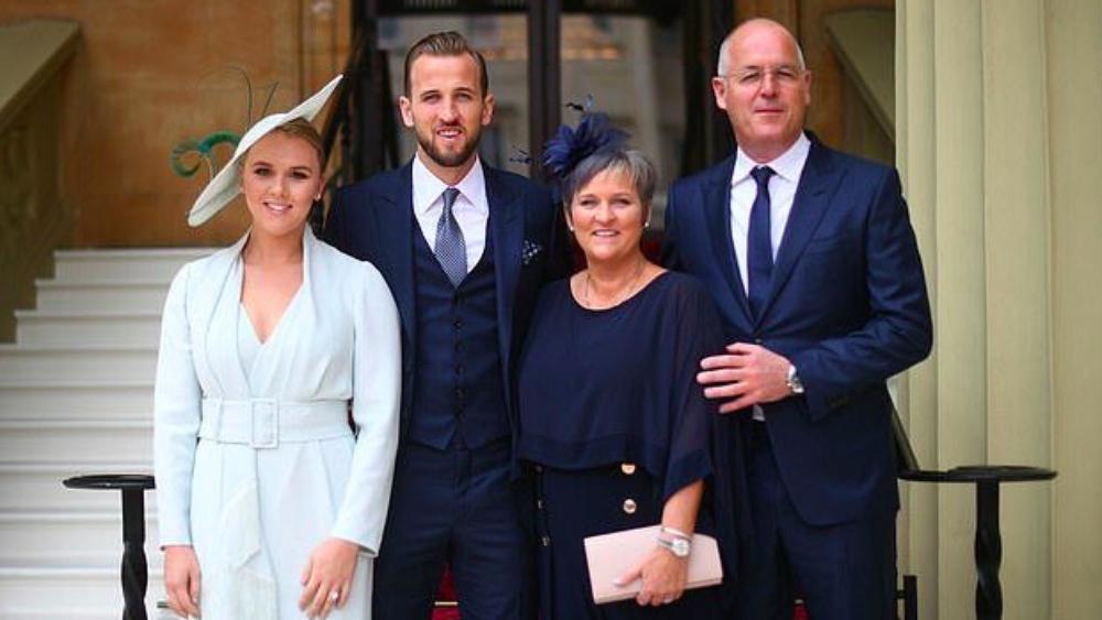 بالفيديو | الأمير ويليام يُكرم هاري كين بوسام ملكي