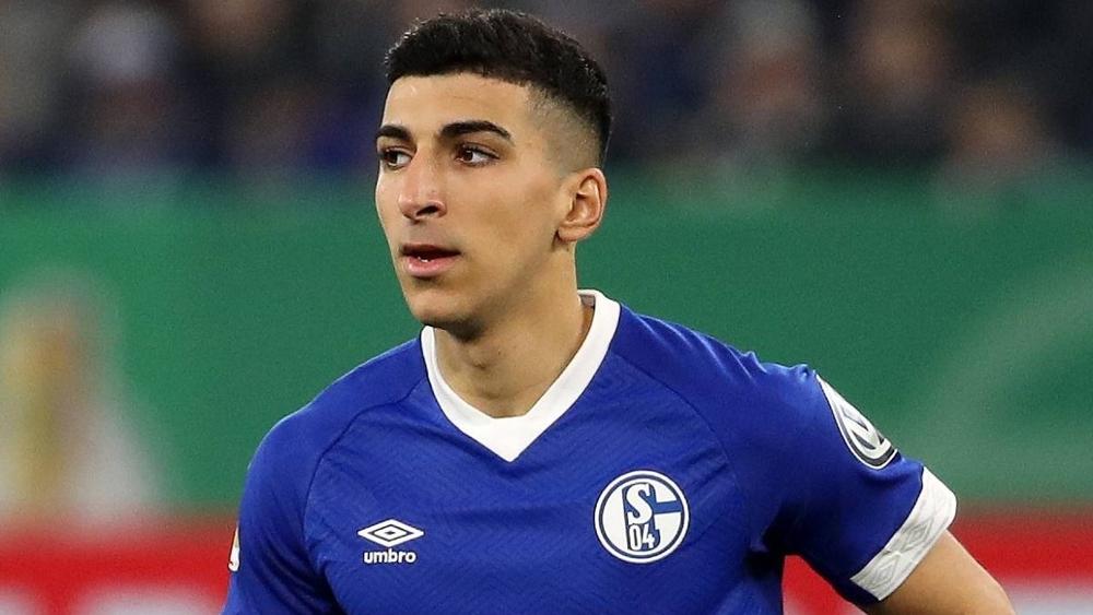 بوجلاب يوقع أول عقد احترافي مع شالكه حتى 2022