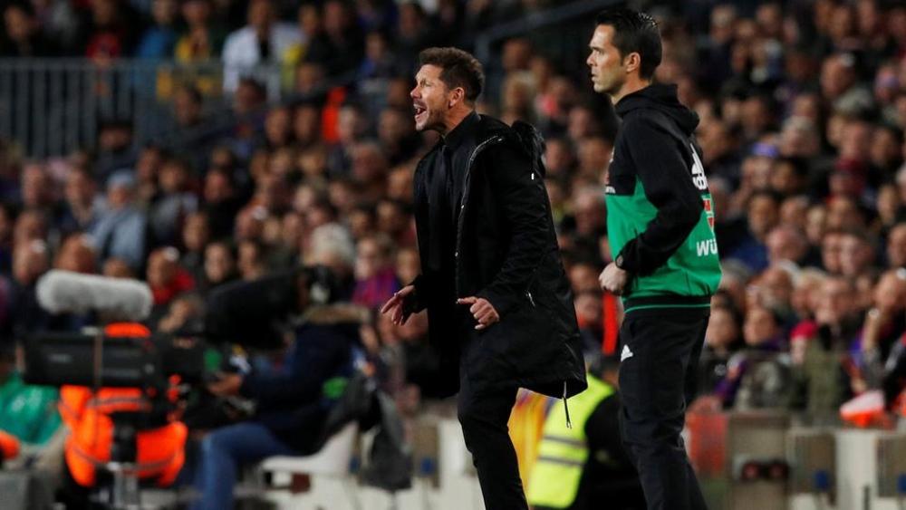 سيميوني: لاعبو برشلونة "أهانوا" الحكم، ولم يطردوا