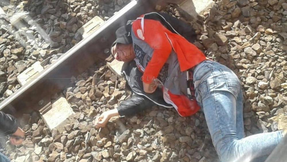 مشجع للكوكب المراكشي يقفز من القطار المتوجه نحو الرباط و حالته الصحية في "خطر"