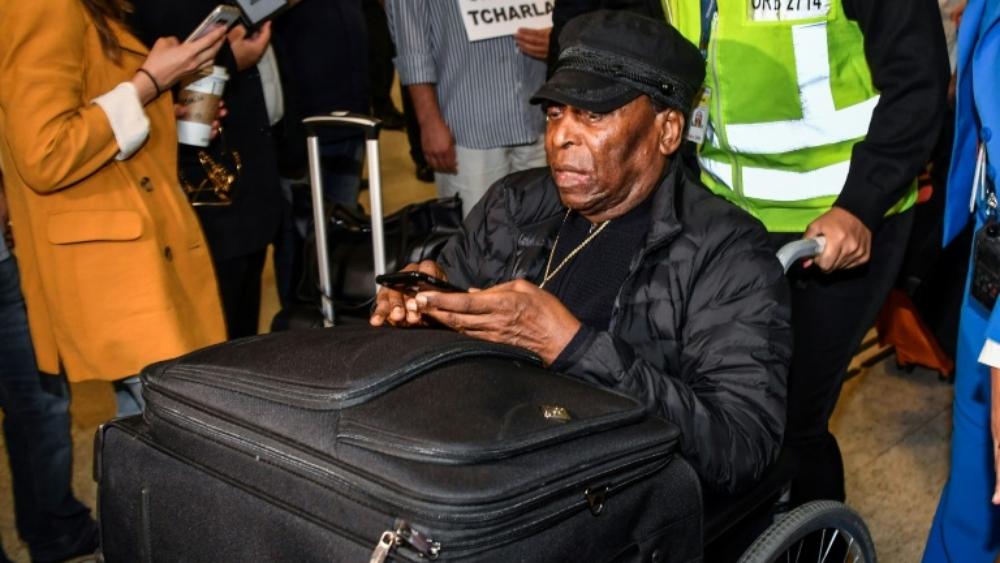 بيليه يعود إلى البرازيل بعد تلقي العلاج في فرنسا