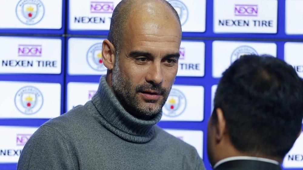 تكريم جوارديولا ورئيس الفيفا في مؤتمر برشلونة