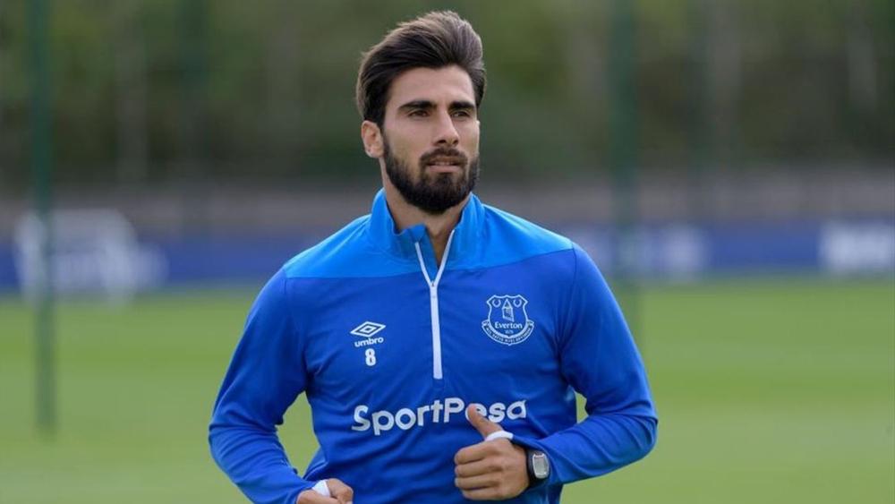 إيفرتون يطمح للاحتفاظ بلاعبي برشلونة وتشيلسي