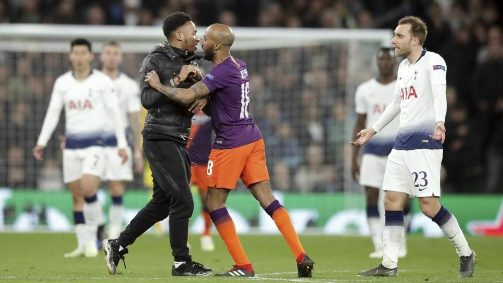 الـ"يويفا" قد يعاقب أياكس وتوتنهام بسبب شغب الجماهير