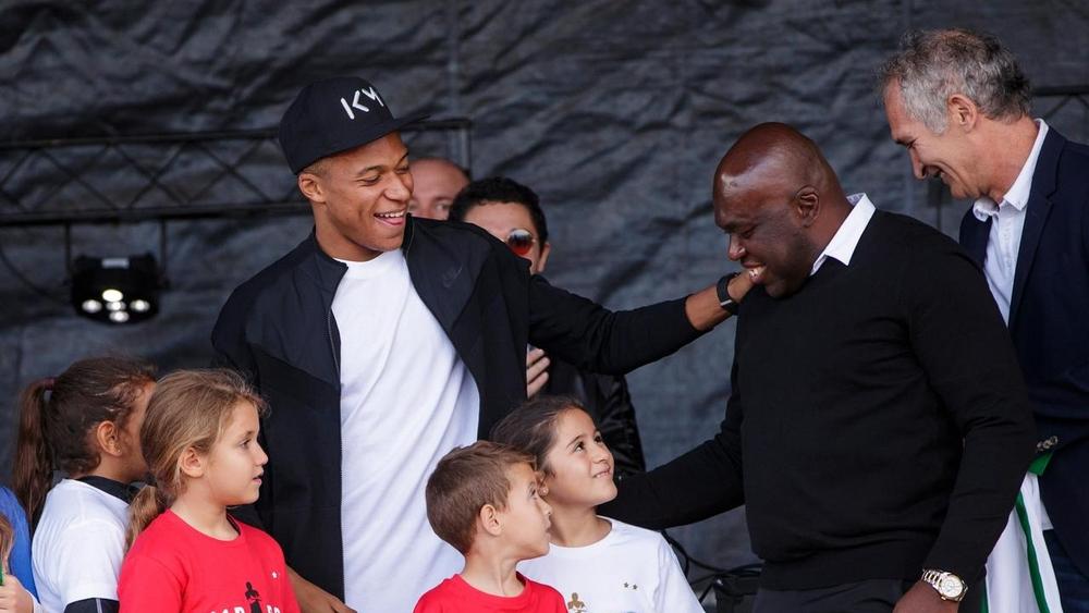 والده: أمر محرج أن يكتب كل يوم شيء عن مبابي