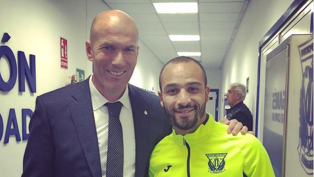 بالصورة .. زيدان يُقدِّم هدية للمغربي نبيل الزهر