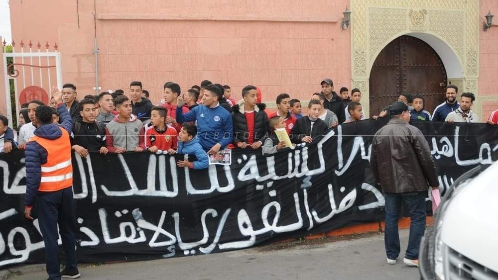 وقفات احتجاجية ضد مسيري الكوكب بحضور قدماء اللاعبين‬