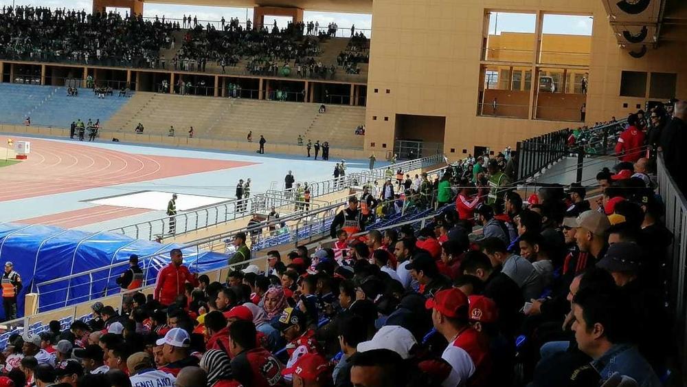 "السوق السوداء" تنتعش قبل "الديربي" وأجواء أخوية بين الوداديين والرجاويين