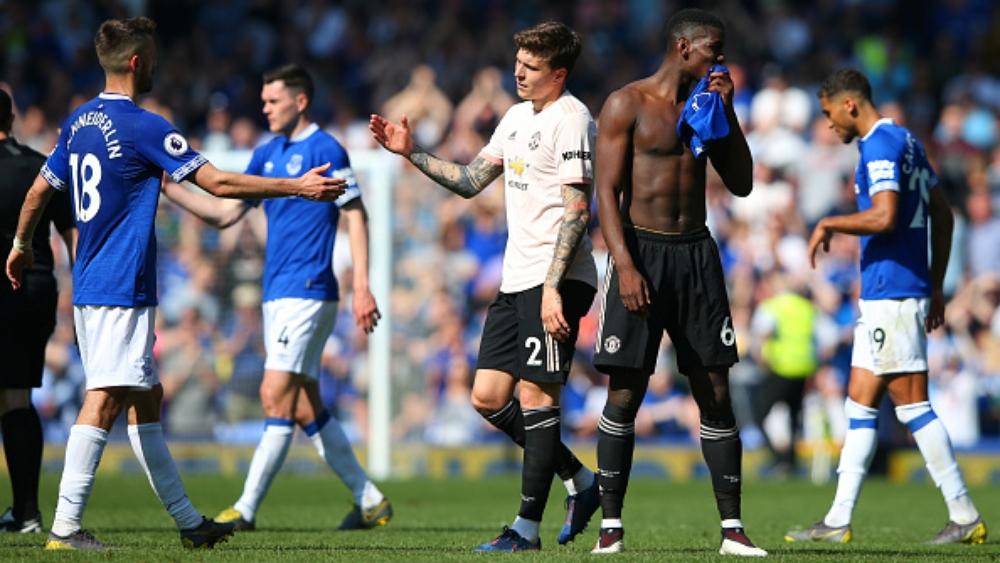 نيفيل: أداء لاعبي مان يونايتد كان نتناً ومخزياً