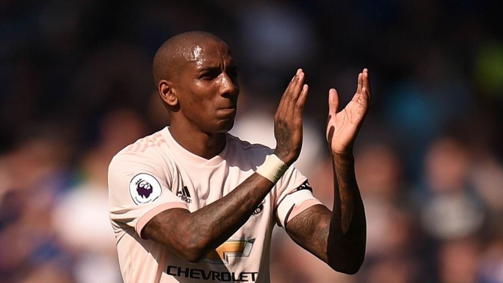 يونغ يعد جماهير اليونايتد بـ"القتال" ويؤكد جاهزية الفريق لمواجهة السيتي