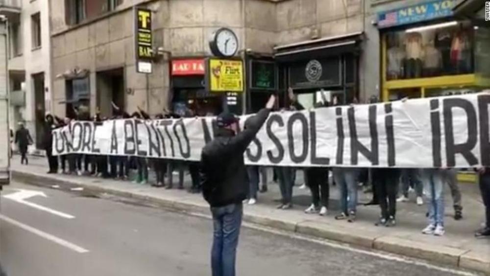 مشجعو لاتسيو يرفعون "تحية لموسوليني" قبل مواجهة ميلان