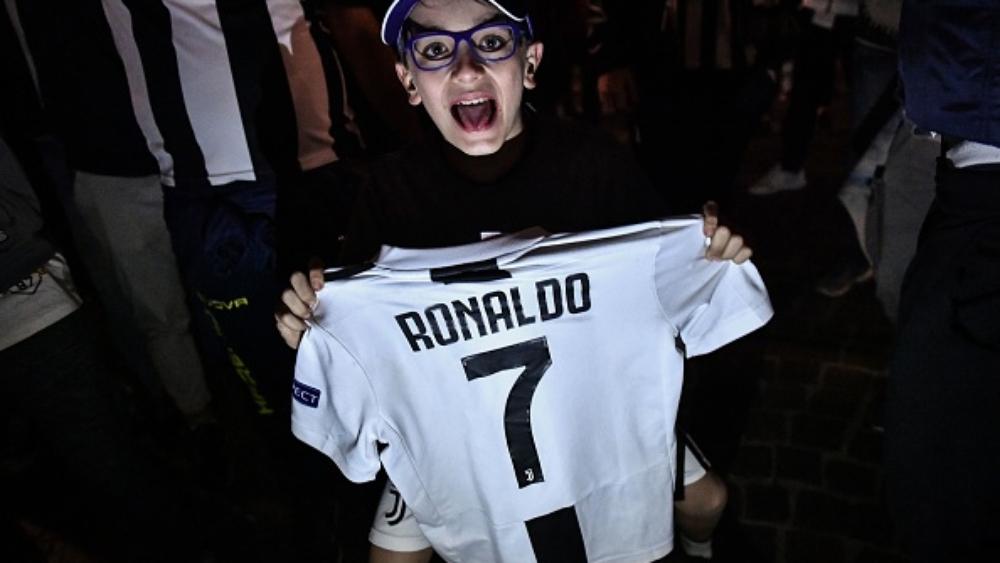 نادي إنجليزي يسخر من قميص يوفنتوس الجديد