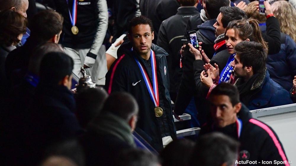 بعد لكمه أحد المشجعين.. نيمار مهدد بالإيقاف لـ 8 مباريات!