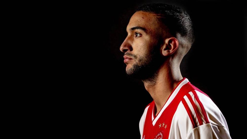 "فرانس فوتبول" تَنْبُشُ في طفولة ومُراهقة زياش .. اليُتْمُ والإدمان قبل "نُقطة التحوُّل"