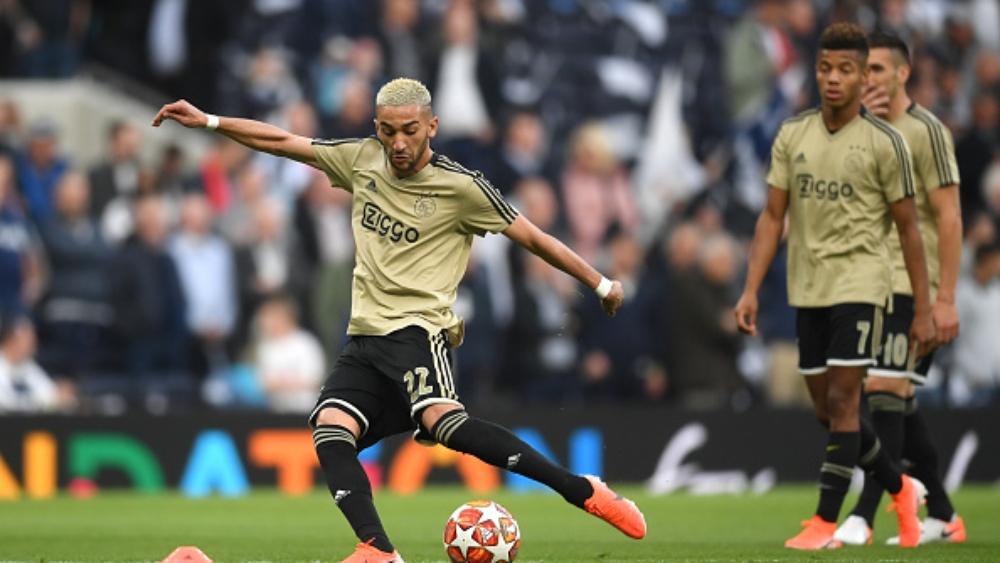 لاعب واحد في أوروبا يتفوق على زياش في تمرير الكرات البينية