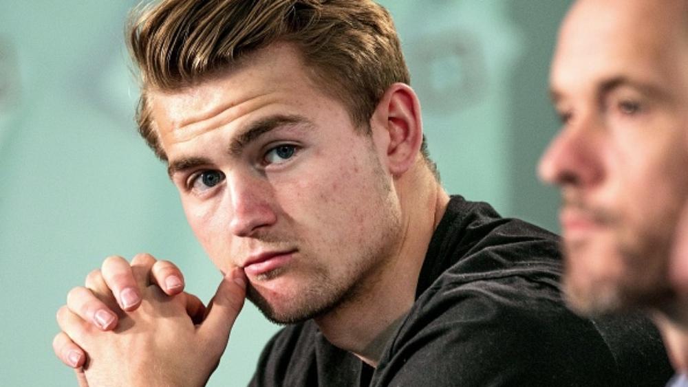 تأكيدًا للشائعات .. انتكاسة في مفاوضات برشلونة مع دي ليخت